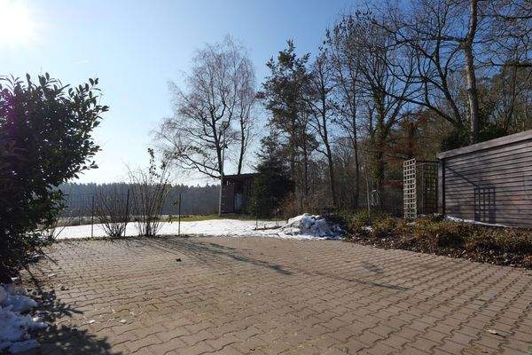 gepflasterter Zufahrtsbereich und alter Baumbestand am Grundstücksrand