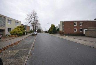 Straße mit Parkbuchten