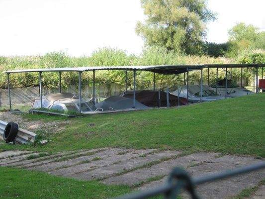 überdachter Bootsliegeplatz