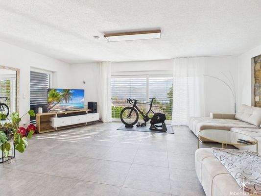 Wohnzimmer mit Blick auf den See.