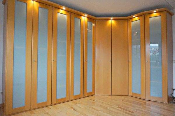 ... Schlafzimmer mit Einbauschrank...