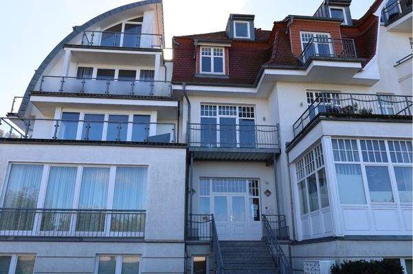 Vor dem Haus – Zugang zur Wohnanlage Haus Undine