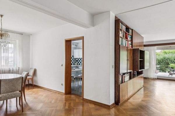 Blick auf die Küche mit Einbauschränken