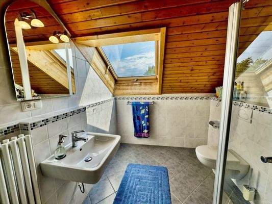Bad im Dachgeschoss