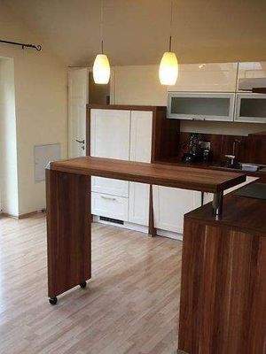 ... mit stylischer, beweglicher Frühstücksbar