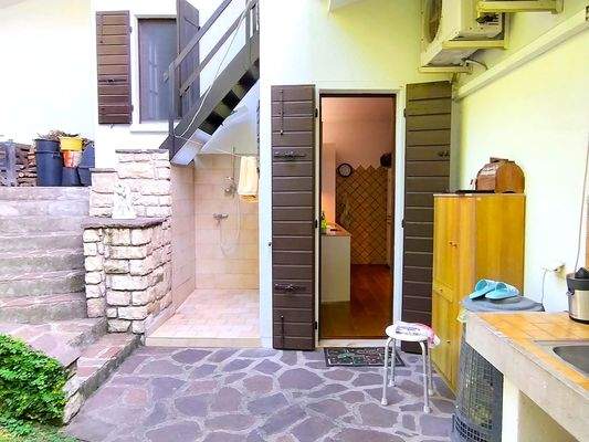 Aussenbereich mit Dusche.jpeg