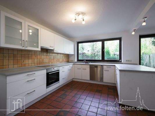 Küche mit Zugang zur Terrasse