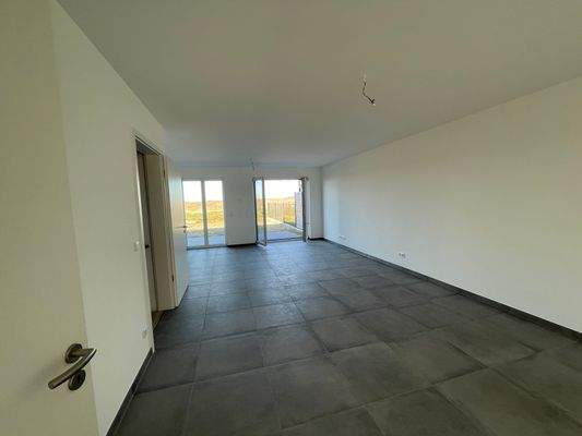 Wohn-und Esszimmer mit Ausgang zum Garten.JPG