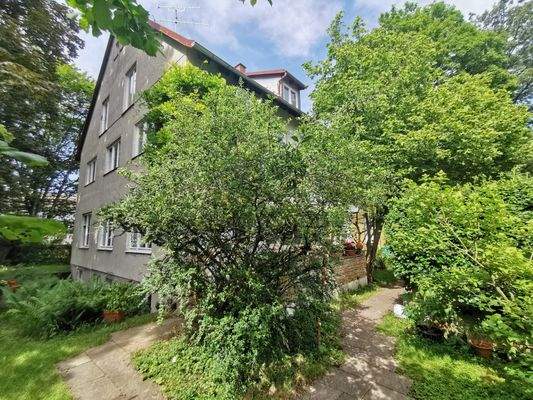 Weg vom Garten entlang des Hauses