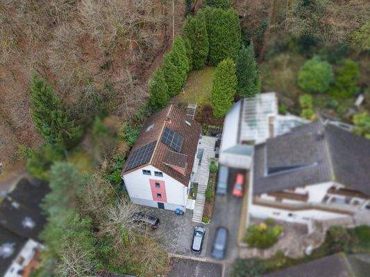 Energieeffizientes Einfamilienhaus mit Solaranlage in grüner Waldrandlage 