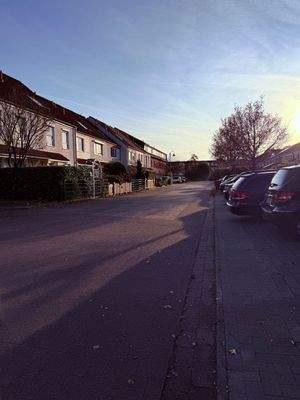 ruhige Seitenstraße mit vielen Parkmöglichkeiten