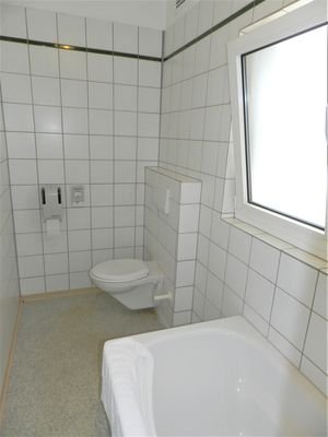 Bad mit Wanne und Dusche