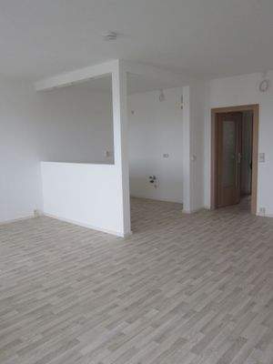 Wohnzimmer mit offener Küche