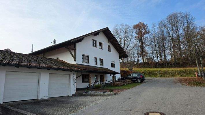 Außenansicht mit Garage