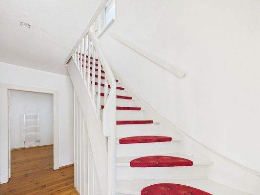 Originale Holztreppe zum Dachgeschoss