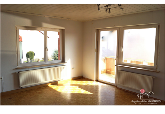 Wohnbereich mit Zugang auf den Balkon