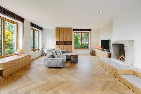 Edles Parkett und offener Kamin