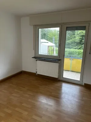 Wohnzimmer mit Balkon.webp