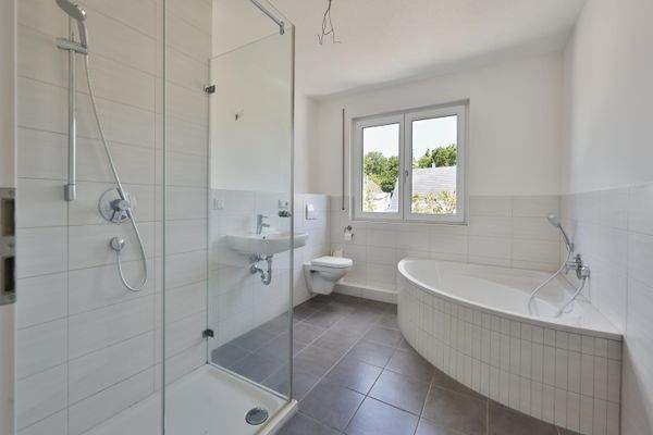 Badezimmer eines leerstehenden Hauses