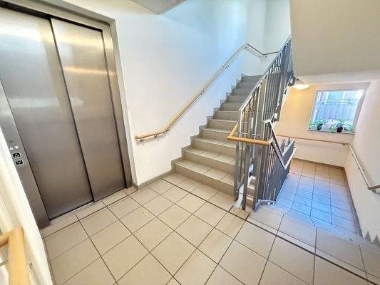 Treppenhaus mit Aufzug