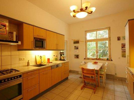  EG | Die geräumige KÜCHE - hinten Tür zur Loggia