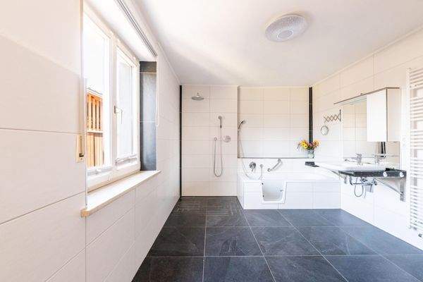 EG modernes Badezimmer