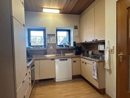 Küche mit Zugang vom Flur und in das Esszimmer