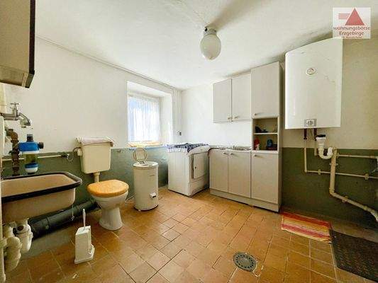 Hauswirtschaftsraum mit WC EG