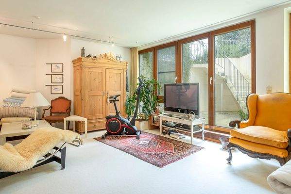 Das Wohnzimmer der Einliegerwohnung mit Terrasse 