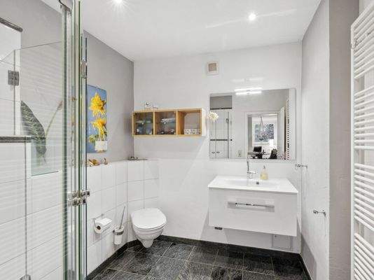 Badezimmer mit Dusche