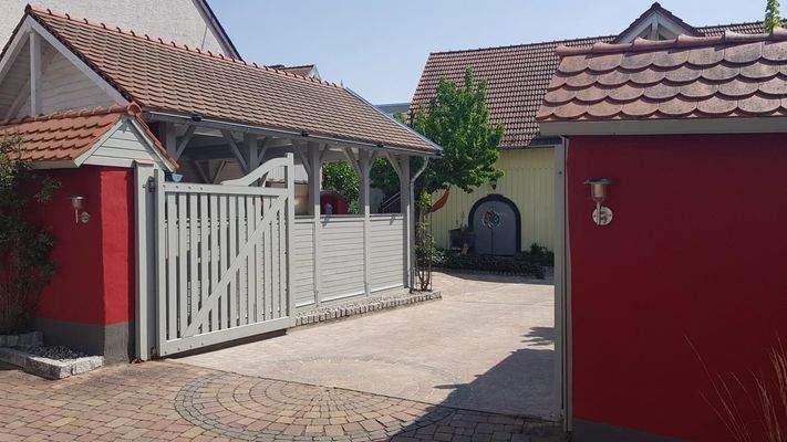 Blick Einfahrt und Carport