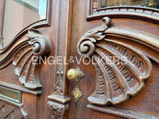 Detailaufnahme der Hauseingangstürornamente