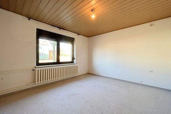 straßenseitiges Wohnzimmer (Erdgeschoss)