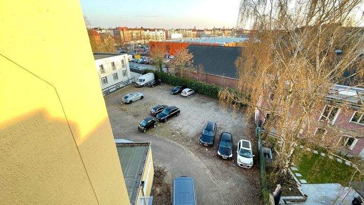 Eigener Stellplatz im Hof