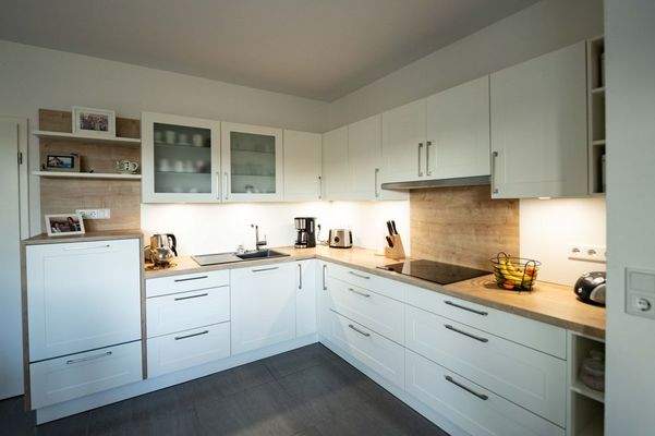 moderne Küche mit schönem Sitzbereich (2)