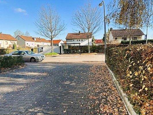 Bushaltestelle direkt an der TG-Ausfahrt.jpg