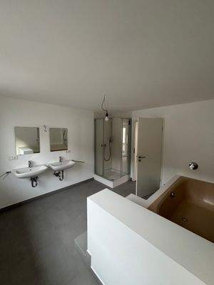 Großes Badezimmer