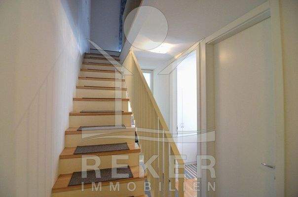 Über die innenliegende Treppe gleangen Sie vom 2. in den 1. Stock der schönen großen Wohnung.