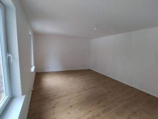 Leerer Raum mit Holzboden