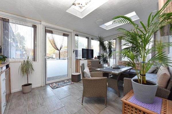 lichtdurchflutet mit 3 Lichtkuppeln 