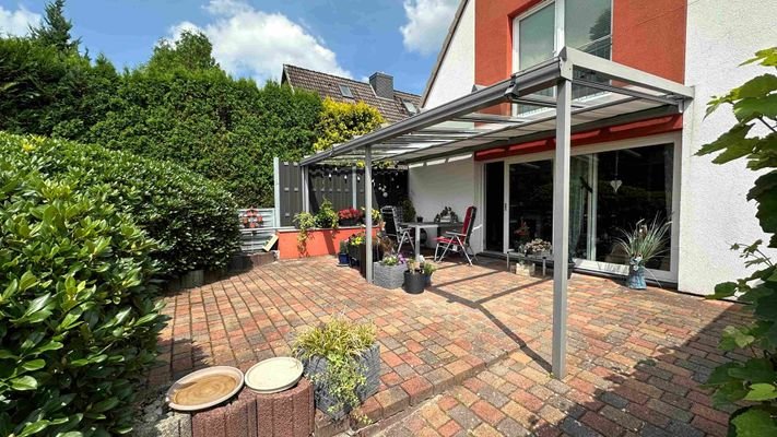 Terrasse mit moderner Überdachung