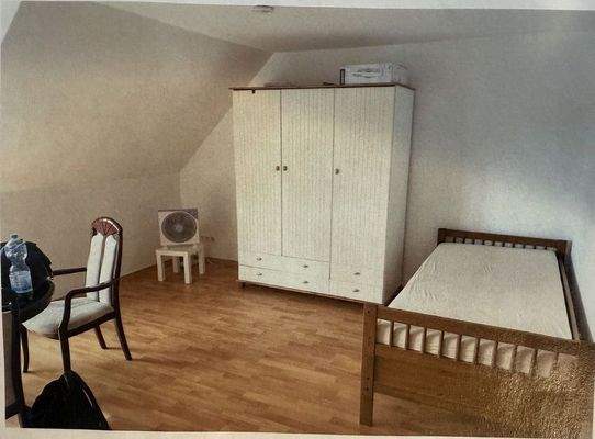 möbliertes Zimmer.jpg