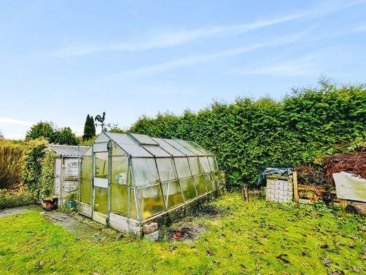 Gärtnern u.a. im Gewächshaus