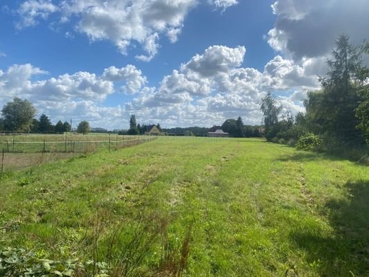 Weiter Blick übers Grundstück