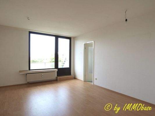 Wohnzimmer mit Blick zum Balkon