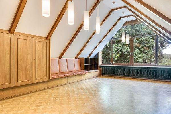 ...mit Blick ins Grüne und Eichenparkett