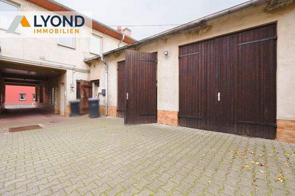 Innenhof mit Garage