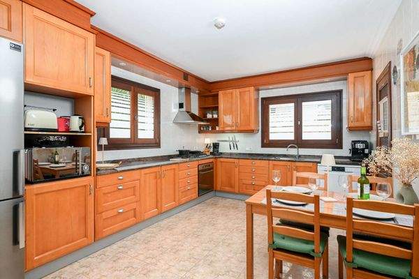 große offene Küche ...