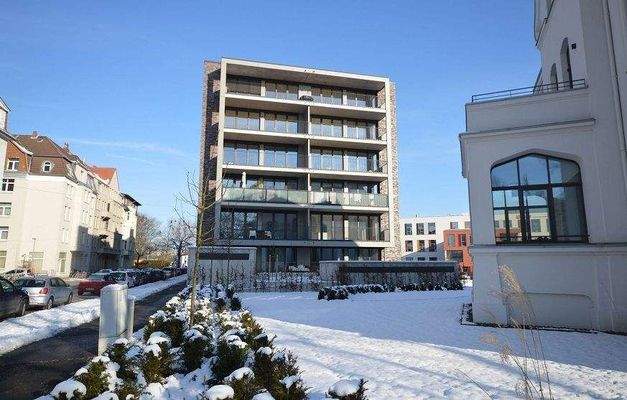 Seitenansicht mit Balkonen