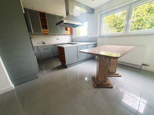 Küche mit Blick ins Grüne